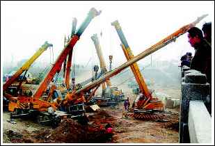 6輛大吊車合力營救深陷打樁機